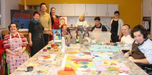 Gruppe von Menschen beim Acryl-Malkurs Gruppe von Menschen beim Acryl-Malkurs