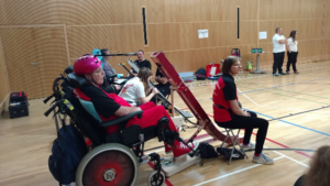 Ein Boccia-Spieler mit Rampe und Spiel-Assistentin. Ein Boccia-Spieler mit Rampe und Spiel-Assistentin.