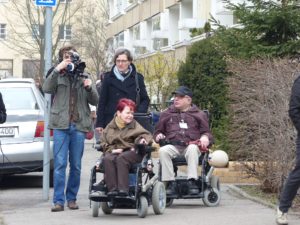 Die damalige Bezirks-Bürgermeisterin und ein Kamera-Mann begleiten den Kiez-Spaziergang.