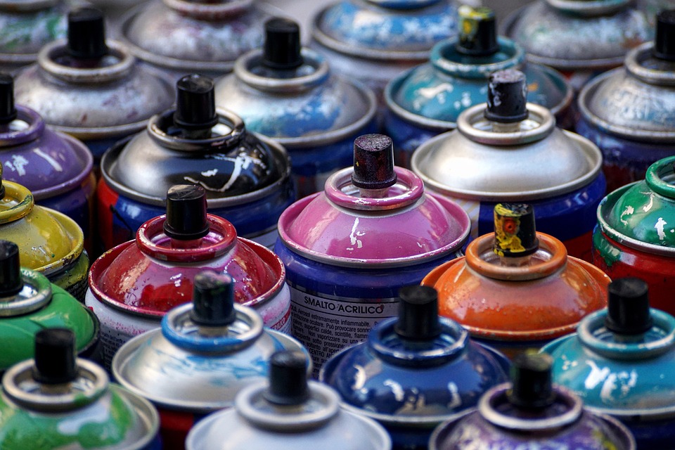 Viele bunte Graffitti-Spraydosen.