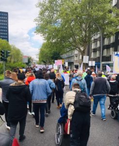 Foto auf die große Demonstration von hinten.