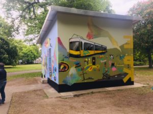 Das bunte Trafo-Häuschen mit Blick auf zwei Ecken