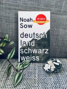 Foto vom Buch: Deutschland schwarz weiss, vor grauem Hintergrund