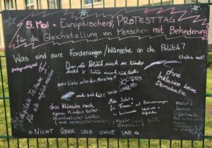 Foto der Tafel mit der Frage und vielen handschriftlichen Antworten.