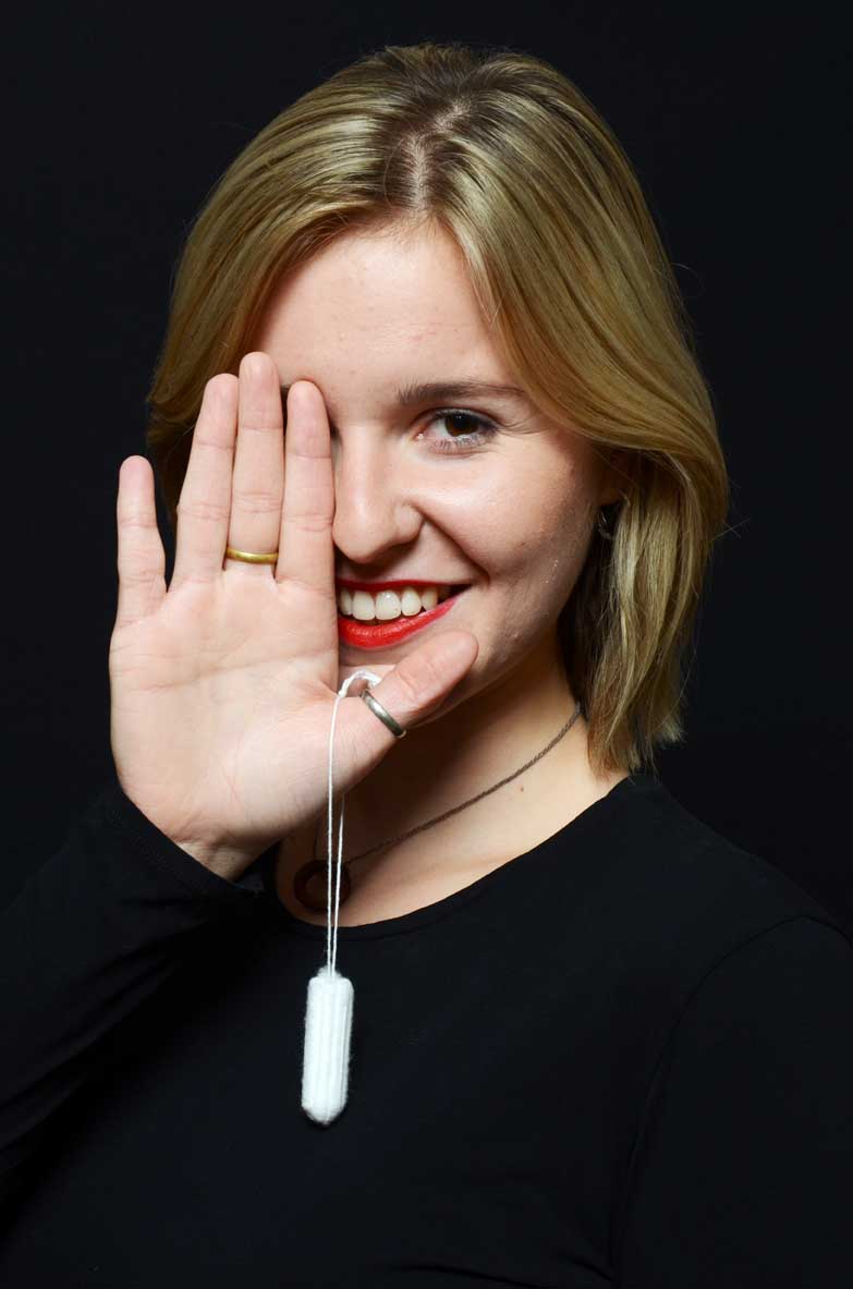 Franka Frei mit Tampon in der Hand.